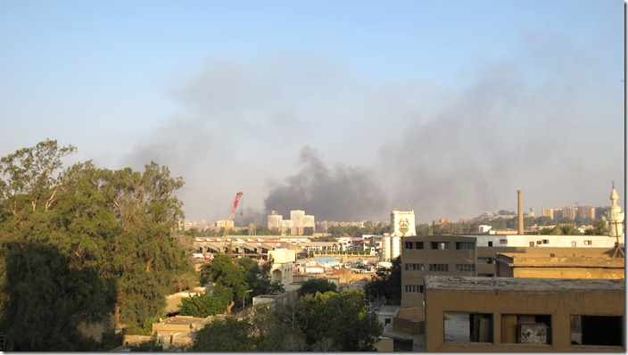 Cairo, Caïro, Nasr City, Medinat Nasr, rookwolken, clouds of smoke, (c) willemjdewit