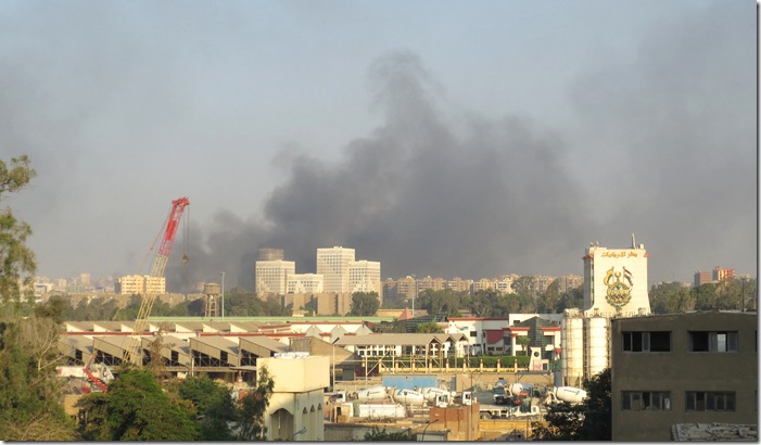 Cairo, Caïro, Nasr City, Medinat Nasr, rookwolken, clouds of smoke, (c) willemjdewit