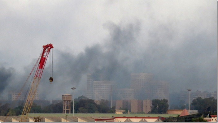 Cairo, Caïro, Nasr City, Medinat Nasr, rookwolken, clouds of smoke, (c) willemjdewit